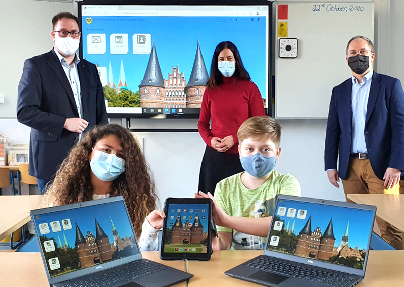 Hansestadt Lübeck übergibt 2700 Computer-Tablets an Schüler:innen