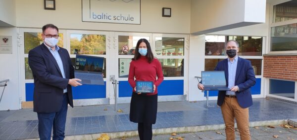 Hansestadt Lübeck übergibt 2700 Computer-Tablets an Schüler:innen