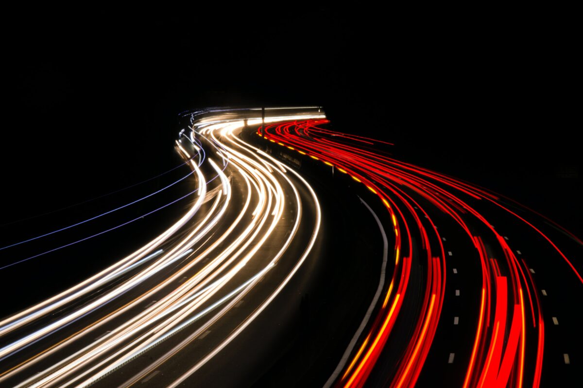 schnelle Autolichter auf der Autobahn